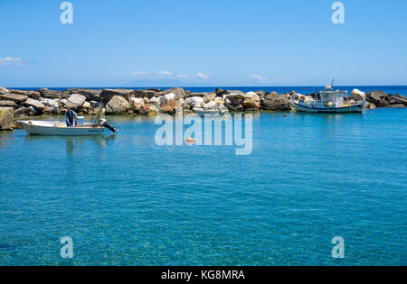 Barche da pesca al porto del villaggio Apollonas, lato nord dell'isola di Naxos, Cicladi, Egeo, Grecia Foto Stock