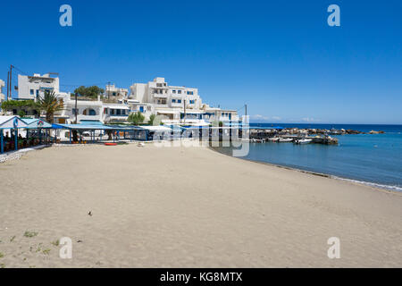 Spiaggia del piccolo villaggio di pescatori Apollonas, lato nord dell'isola di Naxos, Cicladi, Egeo, Grecia Foto Stock