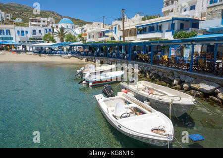 Barche da pesca al porto del villaggio Apollonas, lato nord dell'isola di Naxos, Cicladi, Egeo, Grecia Foto Stock