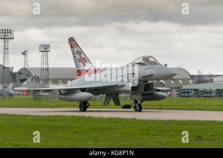 41 Squadron Typhoon con una coda commemorativa del 100th Anniversary che si stacca nel 2015 Foto Stock