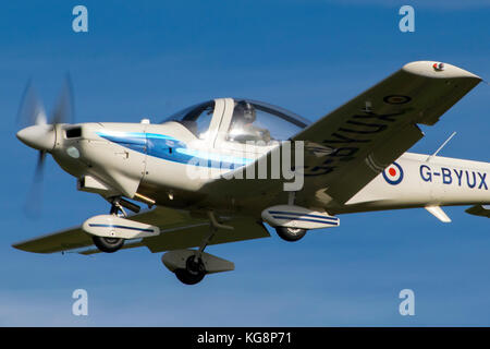 RAF grob 115e tutor in atterraggio a RAF Cranwell Foto Stock