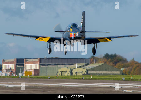 Un RAF Tucano in atterraggio a RAF Cranwell Foto Stock