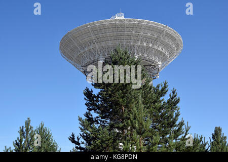 Il radiotelescopio vicino Ibene in Lettonia è stato eseguito per spiare le telecomunicazioni occidentale durante la guerra fredda. Poiché il crollo sovietico, è gestito da scienziati. Foto Stock