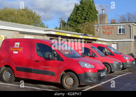 Ufficio postale Royal Mail furgoni per il trasporto e il deposito di consegna anniesland office logo glasgow auto rosse parcheggiato come modalità di sciopero Foto Stock