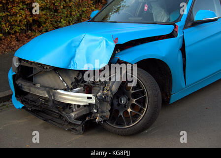 Car Crash car danneggiato la ruota anteriore ad angolo retto Foto Stock