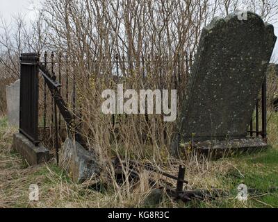 Vecchie lapidi nella vecchia chiesa di San Giorgio il cimitero, adiacente a San Giorgio e Chiesa del patrimonio, Brigus, Terranova e Labrador, Canada. Foto Stock