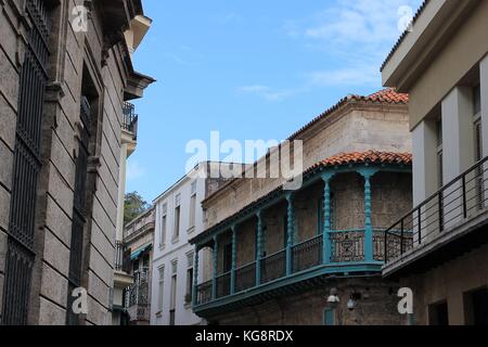 Cityscape cercando lungo le cime del vecchio stile neo-classico e edifici, l'Avana, Cuba. Foto Stock