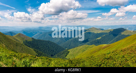 Splendido panorama delle montagne nelle belle giornate estive. soffici nuvole su un cielo blu Foto Stock