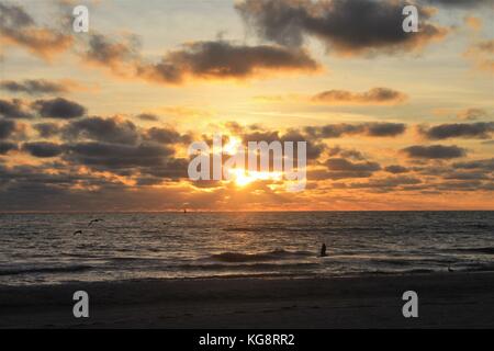 La vista del tramonto sul Golfo del Messico, dalla spiaggia presso l'isola del tesoro, Florida, Stati Uniti d'America Foto Stock