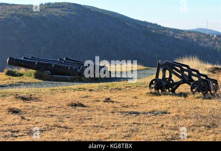 Vecchio cannoni allineati sul lato pista, Signal Hill, Terranova. Mattina di sole ma il pupazzo di neve. Sei cannoni schierate, ruote di supporto della pistola sul lato opposto del sentiero Foto Stock