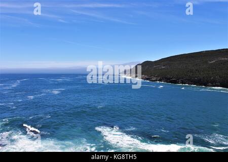 Onde che si infrangono contro le scogliere rocciose e costa frastagliata, Logia Bay-Middle Cove-Outer Cove, Terranova Labrador Foto Stock