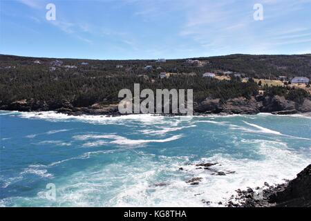 Onde che si infrangono contro le scogliere rocciose e costa frastagliata, Logia Bay-Middle Cove-Outer Cove, Terranova Labrador Foto Stock