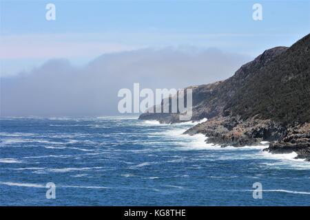 Onde che si infrangono contro le scogliere rocciose e costa frastagliata, Logia Bay-Middle Cove-Outer Cove, Terranova Labrador Foto Stock