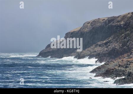 Onde che si infrangono contro le scogliere rocciose e costa frastagliata, Logia Bay-Middle Cove-Outer Cove, Terranova Labrador Foto Stock