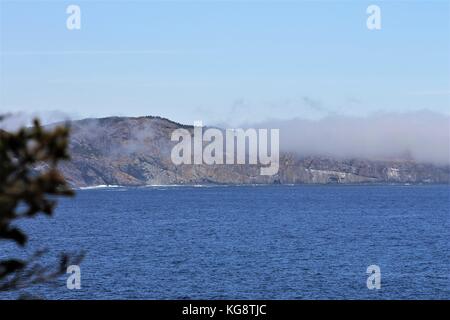 Onde che si infrangono contro le scogliere rocciose e costa frastagliata, Logia Bay-Middle Cove-Outer Cove, Terranova Labrador Foto Stock