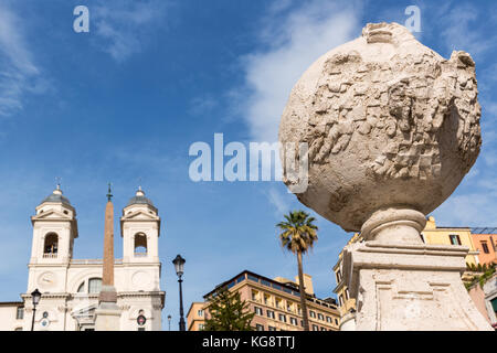 I dettagli dalla scalinata di Piazza di Spagna della rampa di scale e la chiesa della Santissima Trinità dei Monti in background, Roma, Italia Foto Stock