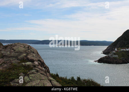 Guardando attraverso San Giovanni Porto di Fort Amherst. Vista panoramica del porto e le si restringe, Freshwater Bay e Cape Spear. Foto Stock