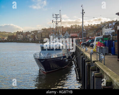 Nord est custode lll pesca nave pattuglia ormeggiata presso il molo del pesce nel porto di Whitby Foto Stock