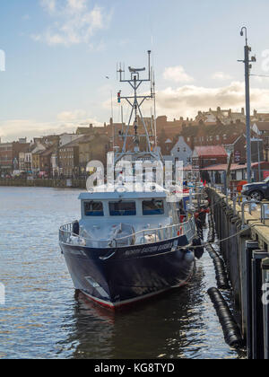 Nord est custode lll pesca nave pattuglia ormeggiata presso il molo del pesce nel porto di Whitby Foto Stock