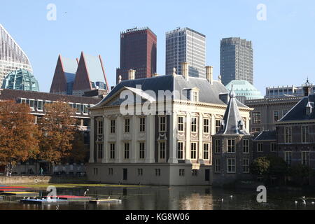 Arte museo Mauritshuis, Centrale L'Aia (Den Haag), Paesi Bassi. Hofvijver Pond. Het Torentje del Primo Ministro Rutte sulla destra Estate 2017 Foto Stock