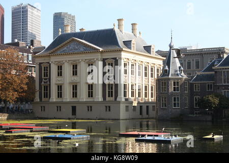 Arte museo Mauritshuis, Centrale L'Aia (Den Haag), Paesi Bassi. Hofvijver Pond. Het Torentje del Primo Ministro Rutte sulla destra Estate 2017 Foto Stock