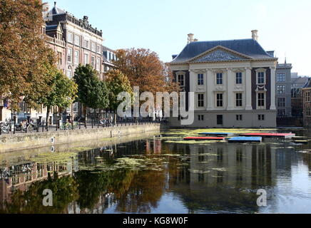 Laghetto Hofvijver wan arte museo Mauritshuis, Centrale L'Aia (Den Haag), Paesi Bassi. Tarda estate 2017 Foto Stock