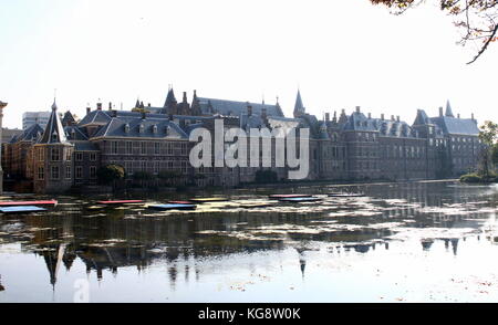 Binnenhof, Den Haag, Paesi Bassi. Storico parlamento olandese & edifici governativi. Panorama. Hofvijver Pond - estate 2017 Foto Stock