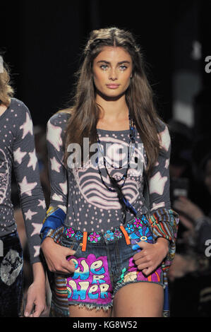 NEW YORK, NY - 11 SETTEMBRE: Taylor Hill cammina in passerella all'Anna sui Fashion Show durante la New York Fashion Week: The Shows nella primavera 2018. Foto Stock