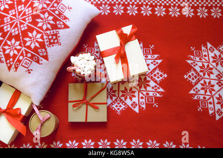 Natale rosso e sfondo bianco con doni, plaid e mug Foto Stock