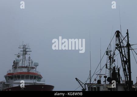 Vista parziale delle navi è avvolta nella nebbia, St John's Harbor, st. John, Terranova Foto Stock