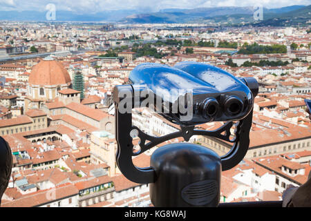 Vista su Firenze dal duomo balcone esterno sopra la città di Firenze e dal fiume Arno a distanza Foto Stock