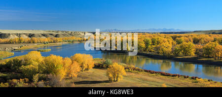 Panorama di confluenza del Missouri e marias fiumi in autunno nei pressi di la loma, montana, con la bearpaw montagne in distanza Foto Stock