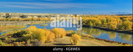 Panorama di confluenza del Missouri e marias fiumi in autunno nei pressi di la loma, montana, con la bearpaw montagne in distanza Foto Stock