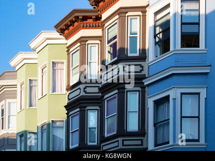 Fila di edifici colorati con la baia di classica architettura windows in San Francisco, California Foto Stock