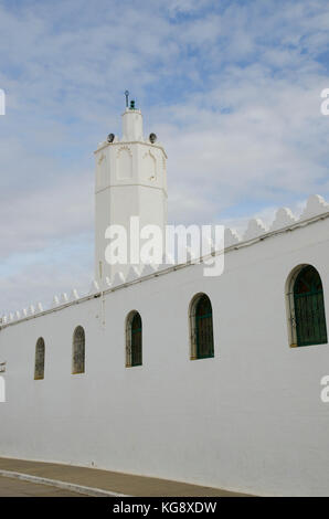 Grande moschea in asilah la medina, nord del Marocco Foto Stock