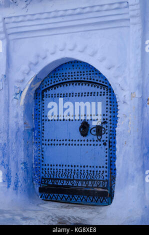 Una tipica porta blu a chefchaouen la medina, Marocco Foto Stock