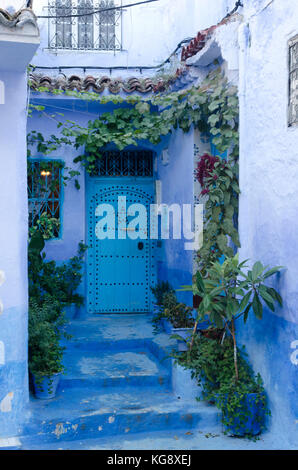 Una tipica porta blu a chefchaouen la medina, Marocco Foto Stock
