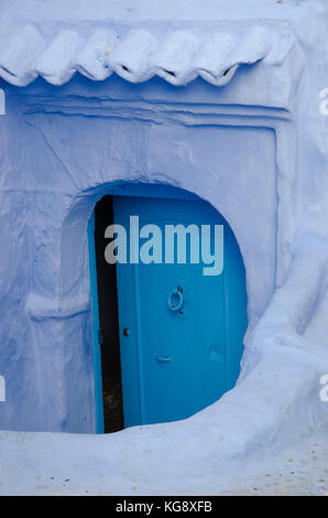 Una tipica porta blu a chefchaouen la medina, Marocco Foto Stock