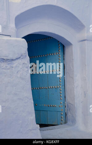 Una tipica porta blu a chefchaouen la medina, Marocco Foto Stock