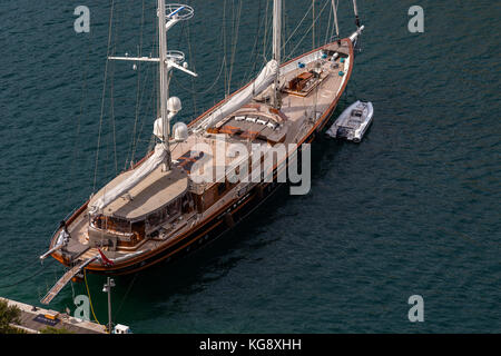 Vista aerea di un super yacht chiamati Roxane ormeggiata nel porto di Bonifacio Foto Stock