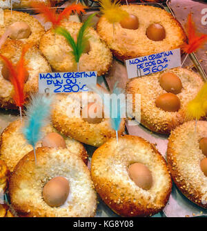 Close-up di Spagnolo tradizionale torta di Pasqua, Mona de Pascua - Barcellona, Spagna Foto Stock