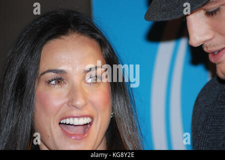 Las VEGAS - 17 NOVEMBRE 2007: Le celebrità arrivano alla performance di Barbra Streisand al Planet Hollywood Resort & Casino Grand Opening Weekend il 17 novembre 2007 a Las Vegas, Nevada People: Demi Moore: Ashton Kutcher Credit: Hoo-Me.com/MediaPunch Foto Stock