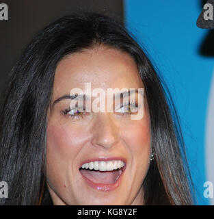 Las VEGAS - 17 NOVEMBRE 2007: Le celebrità arrivano alla performance di Barbra Streisand al Planet Hollywood Resort & Casino Grand Opening Weekend il 17 novembre 2007 a Las Vegas, Nevada People: Demi Moore: Ashton Kutcher Credit: Hoo-Me.com/MediaPunch Foto Stock