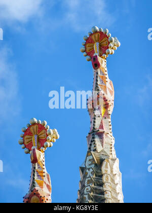 Due delle guglie della Sagrada Familia a Barcellona - Spagna. Foto Stock