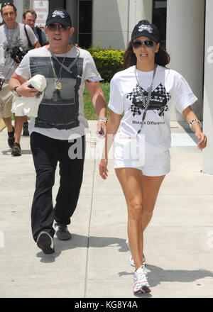 Miami, FL - 30 APRILE: Attrice e presidente onorario Eva Longoria partecipa a un Rally per bambini con la Cancer Scavenger Cup. Il 30 aprile 2011 a Miami, Florida. Rif. Trans: Credito FLXX: Hoo-Me.com/MediaPunch Foto Stock