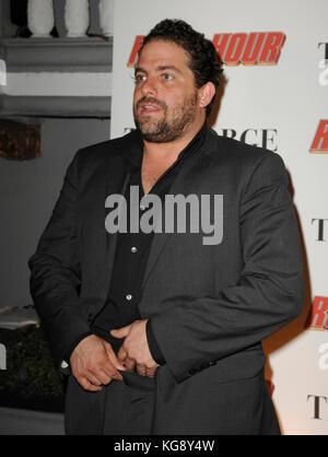 New YORK, NY - 09 NOVEMBRE: Il direttore Brett Ratner sostiene che è ufficialmente 'firmato' come produttore dei premi 2012 Academy ... dopo aver lasciato cadere la bomba omofoba F ad un evento mediatico Domenica notte. ??Ratner -- meglio conosciuto per aver diretto i film 'Rush Hour' -- è stato ad una sessione fan Q&A per 'Tower Heist' Domenica quando ha detto alla folla, 'Rehearsal è per f*gs.' ??ora, ha scritto una lettera aperta ... scusandosi per le 'cose dolorose e stupide che ho detto' ... e aggiungendo, 'Avere amore nel vostro cuore non conta molto se che cosa esce dalla vostra bocca è ugly e bigoted.'??Ratner ha continuato, 'Essere un Foto Stock