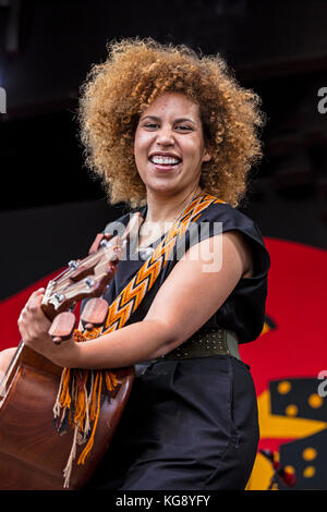 Adinda meertins sulla chitarra di base con la band colombiana monsieur perine - monterey jazz festival, California Foto Stock