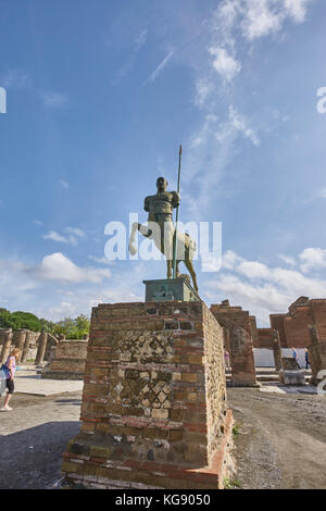Scavi di Pompei esposti dopo gli scavi archeologici. sculture moderne collocato attorno al sito dello scultore Igor Mitoraj. Foto Stock