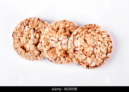 Tre cracker di cereali su sfondo bianco. Foto Stock