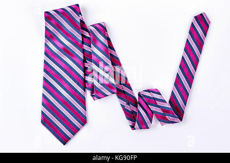 Cravatta a strisce su sfondo bianco. Foto Stock